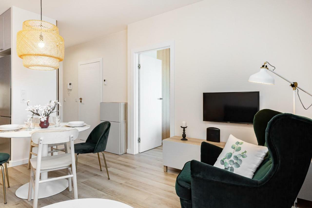 Apartment Walonska With Free Parking Wroclaw By Noclegi Renters ภายนอก รูปภาพ
